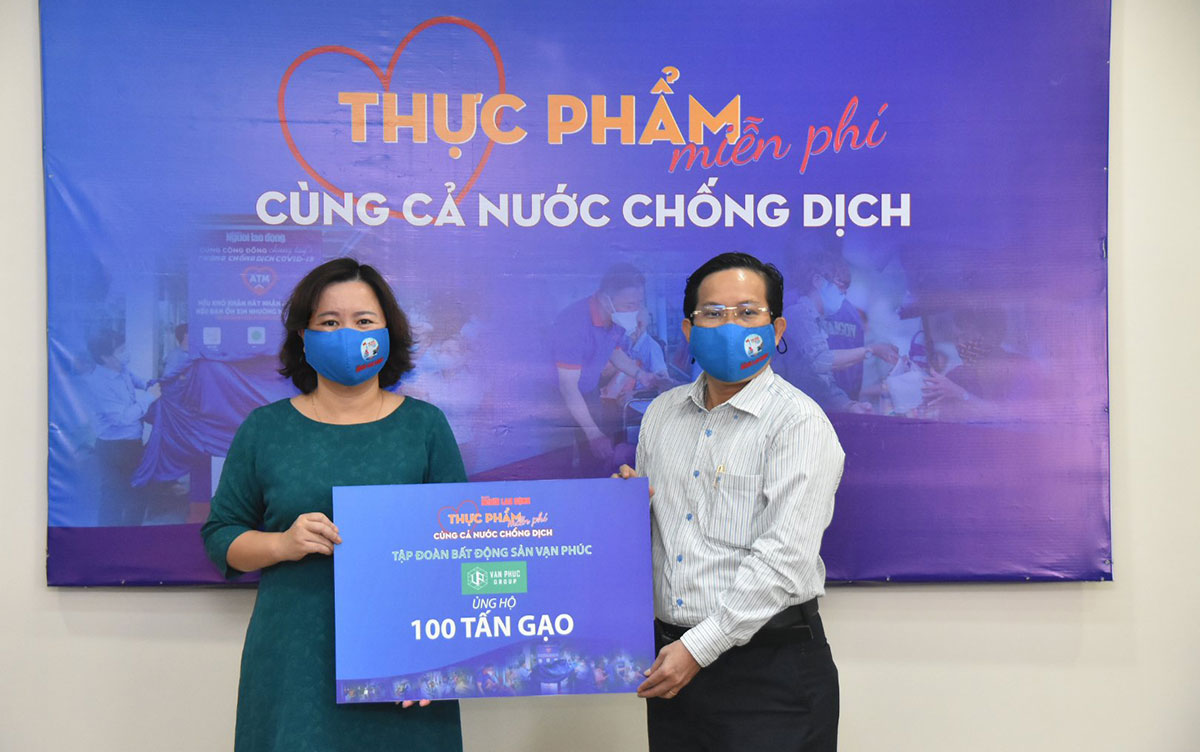 Bà Nguyễn Hương TGĐ Đại Phúc Land đại diện Van Phuc Group trao tặng 100 tấn gạo tại chương trình