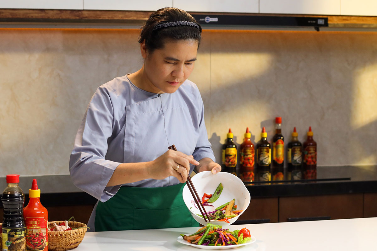 Đầu bếp Nguyễn Thị Ngọc Phượng - Chủ chuỗi nhà hàng chay tại TP.HCM cũng tin tưởng sử dụng gia vị đến từ Ông Bếp