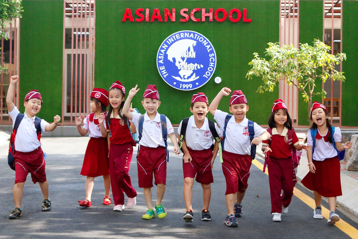 Asian School đào tạo từ lớp 1-12, kết hợp song song chương trình của Bộ GD-ĐT và chương trình quốc tế theo tiêu chuẩn bậc phổ thông của American Education Reaches Out (AERO) và Common Core State Standards (Mỹ)