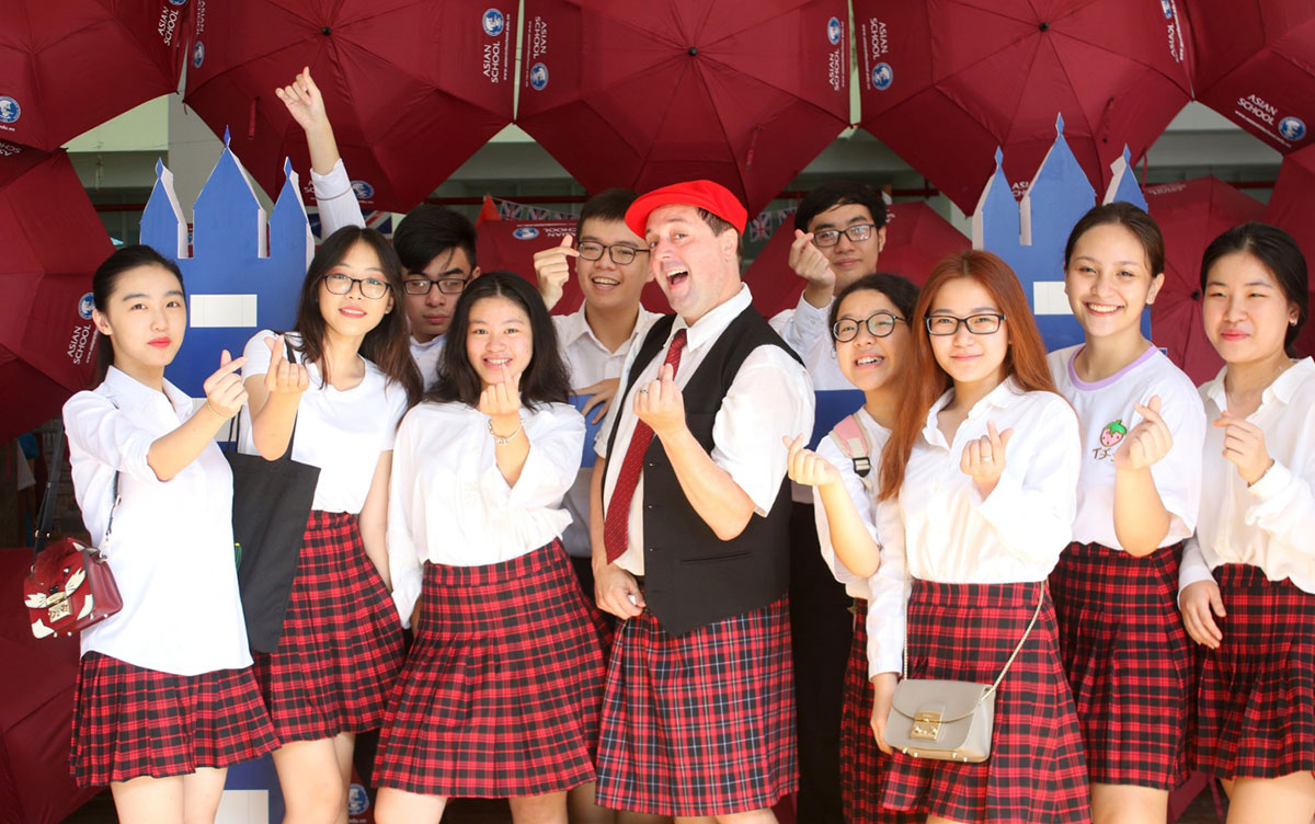 Asian School được biết đến với môi trường giáo dục đa văn hóa, khuyến khích học sinh sáng tạo, tư duy phản biện, tôn trọng ý kiến và phương pháp tiếp cận mới của các cá nhân