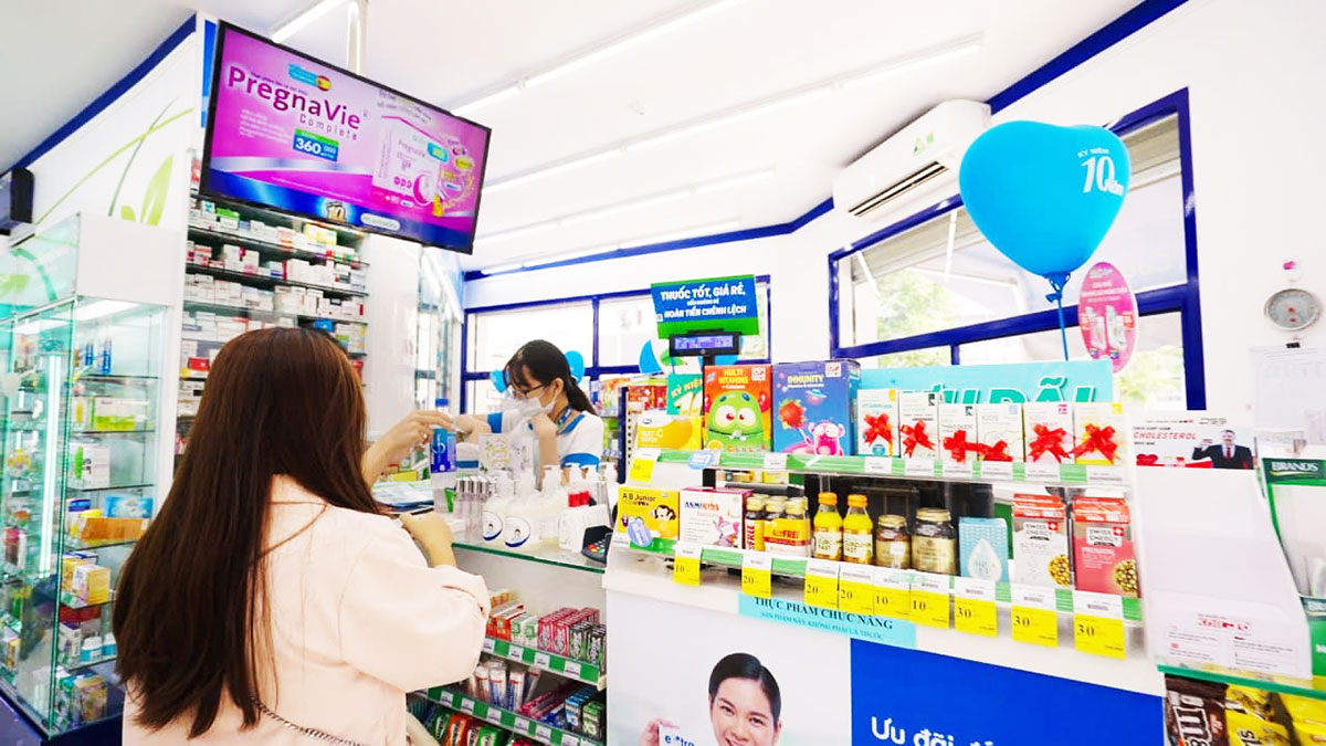 Đội ngũ dược sĩ tại các chuỗi nhà thuốc Pharmacity vẫn duy trì hoạt động tư vấn sức khỏe và bán dược phẩm trong mùa dịch