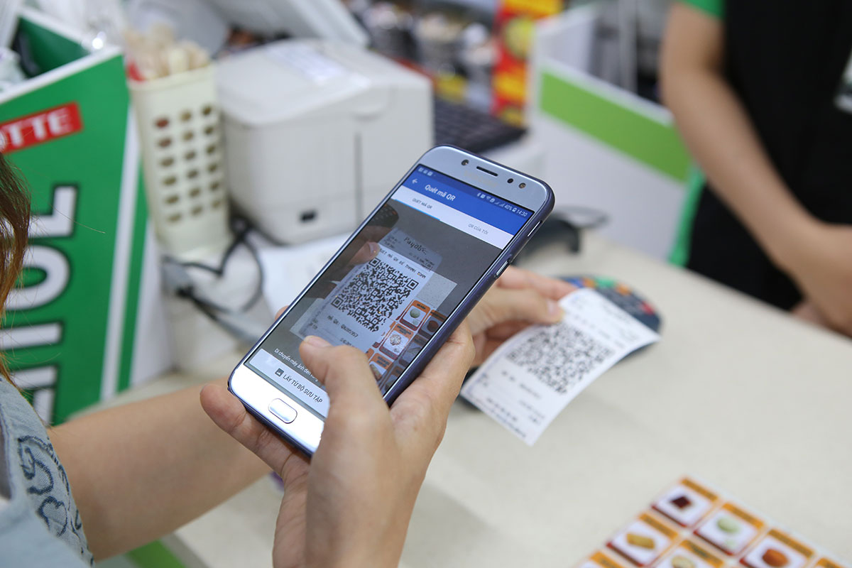 Khách hàng quét mã QR để thanh toán tại FamilyMart