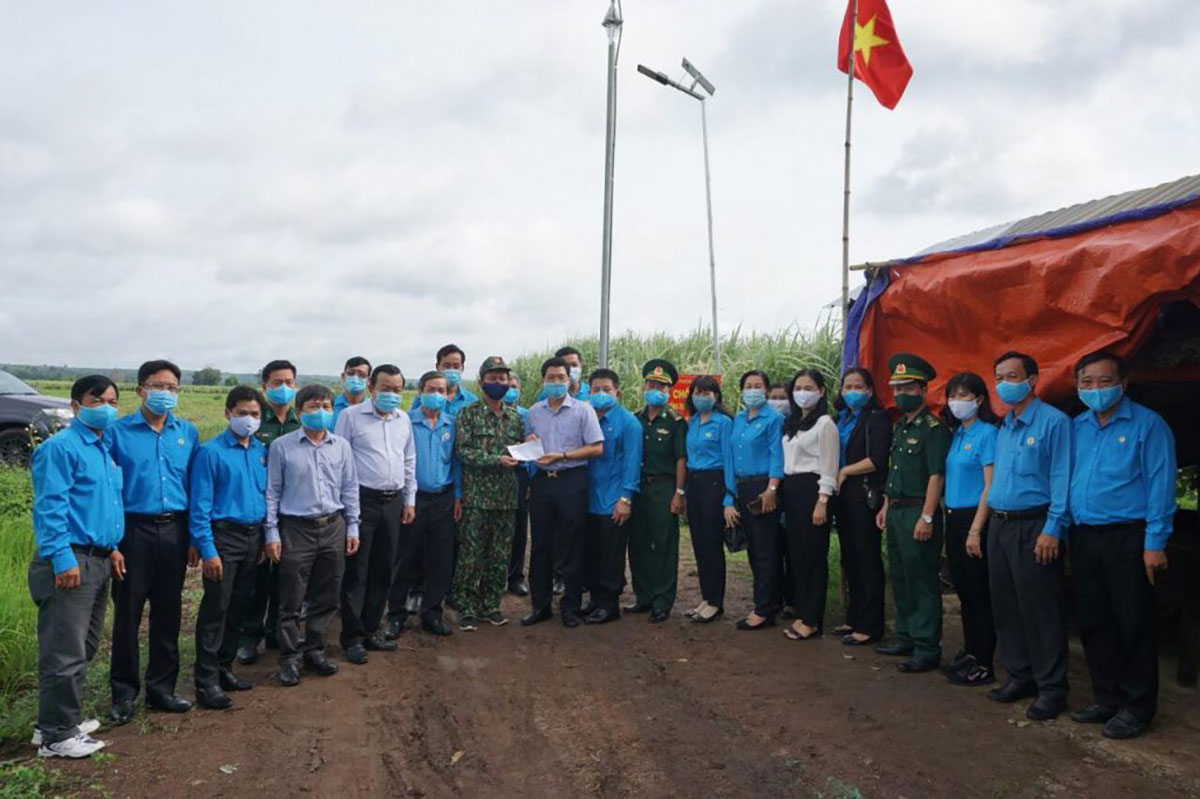 2 Công ty CP Cao su Tây Ninh và Tân Biên cùng Liên đoàn Lao động tỉnh Tây Ninh thăm và tặng quà anh em chốt phòng chống dịch Covid-19 thuộc Đồn Biên phòng Kà Tum