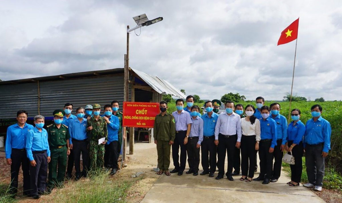 2 Công ty CP Cao su Tây Ninh và Tân Biên cùng Liên đoàn Lao động tỉnh Tây Ninh thăm và tặng quà các chốt phòng, chống dịch