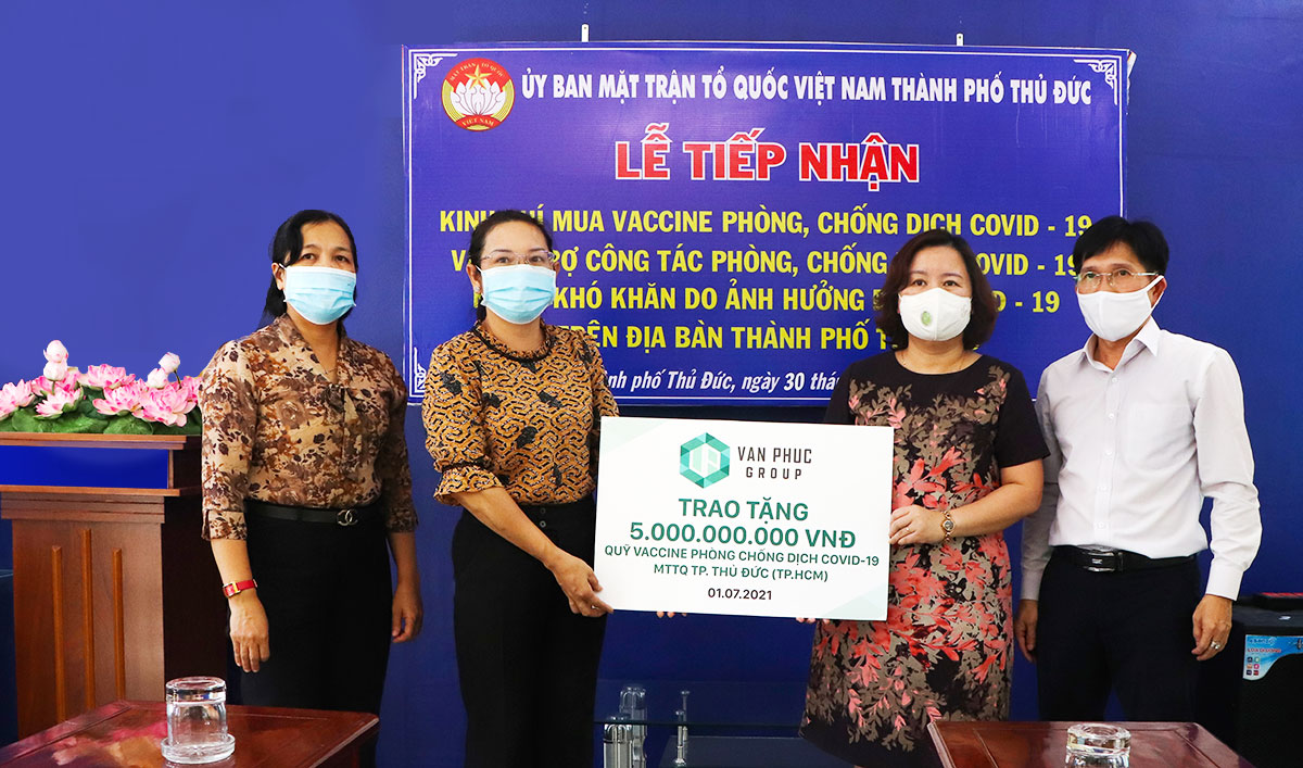 Đại diện Tập đoàn Vạn Phúc trao bảng tượng trưng 5 tỉ đồng ủng hộ Quỹ Phòng chống Covid-19 cho MTTQ Việt Nam TP. Thủ Đức 