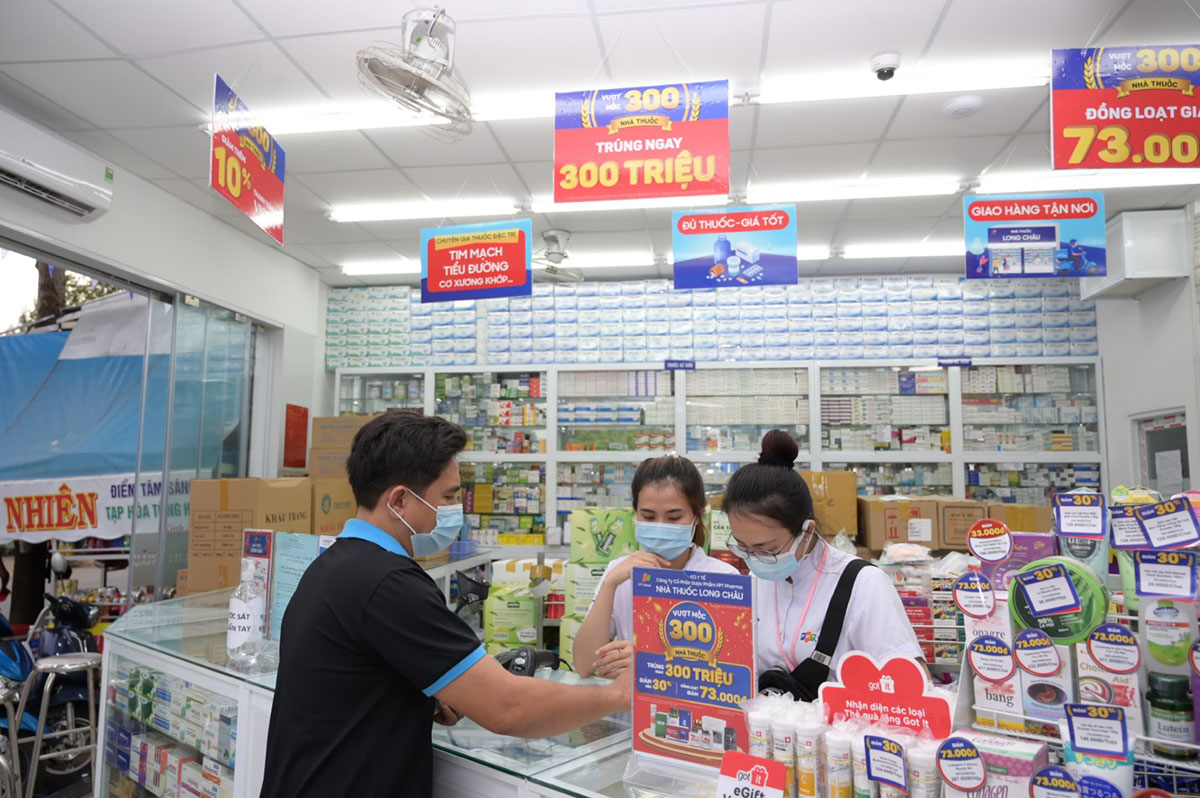 Dược sĩ FPT Long Châu tư vấn sản phẩm cho khách hàng