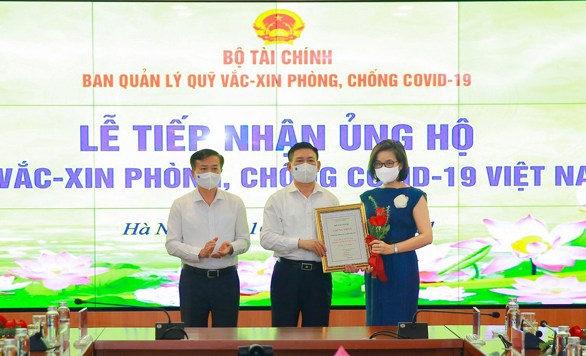 Lãnh đạo Ban quản lý Quỹ Vắc xin tiếp nhận ủng hộ 5 tỉ đồng từ NCB