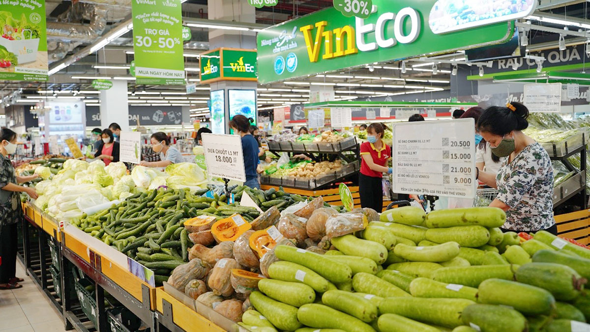 Quầy hàng rau củ quả trong siêu thị VinMart luôn đầy kệ và đảm bảo chất lượng “Tươi Ngon Thượng Hạng”