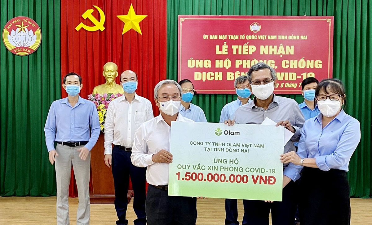 Đại diện Ủy ban Mặt trận Tổ quốc Việt Nam tỉnh Đồng Nai nhận tài trợ 1,5 tỉ đồng từ công ty Olam Việt Nam