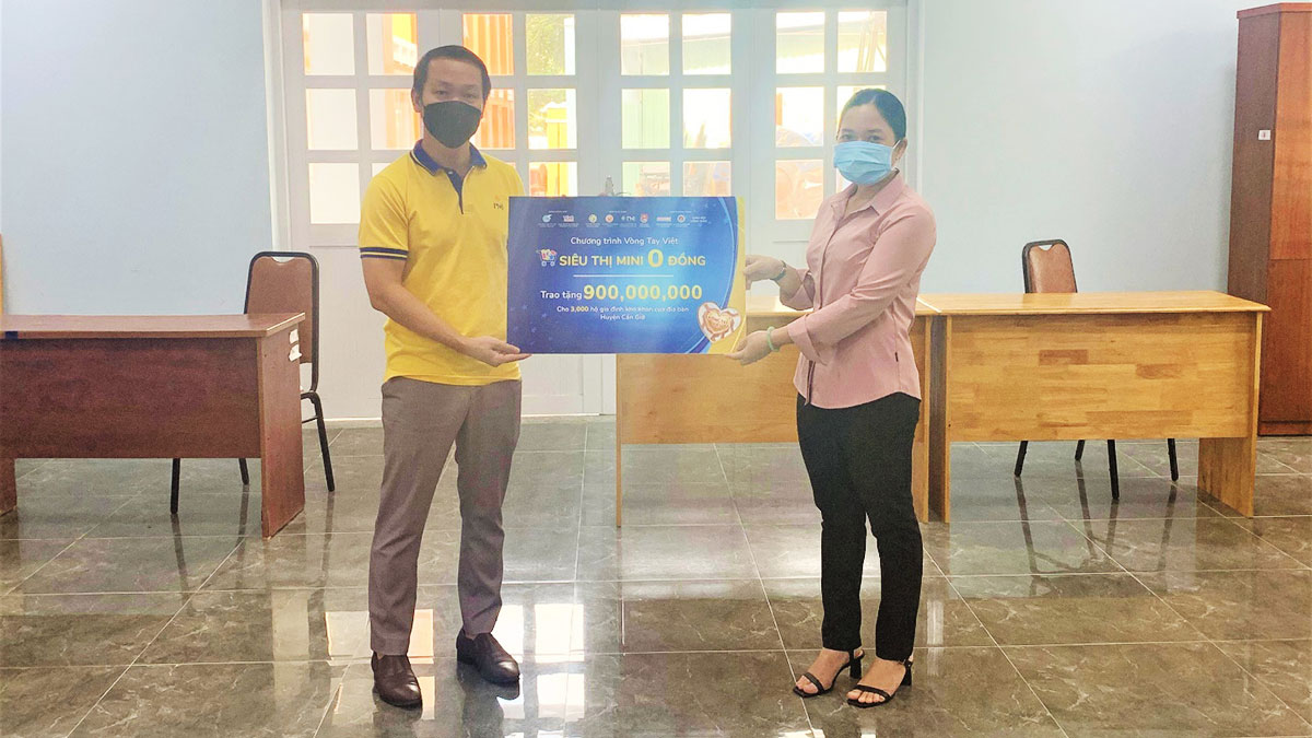 Ông Huỳnh Văn Tẩn, Đại diện Công ty PNJ trao bảng tượng trưng giá trị quà tặng cho HLHPN Huyện Cần Giờ