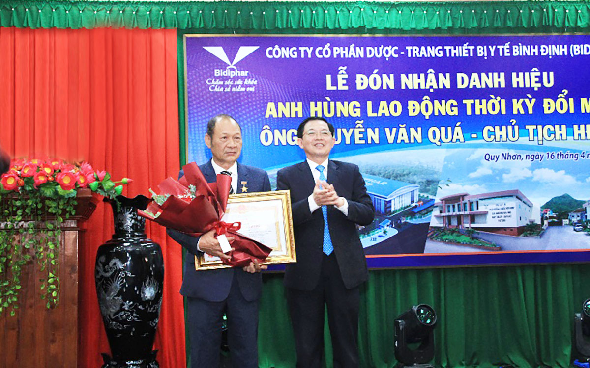 Anh hùng lao động Nguyễn Văn Quá, Chủ tịch HĐQT Bidiphar (bên trái) - Người đặt nền móng cho sự thành công trong sản xuất thuốc điều trị ung thư của Bidiphar