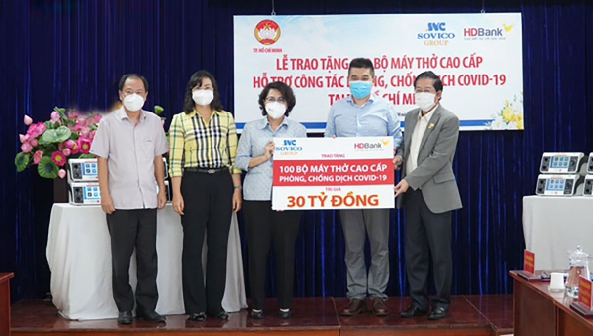 Chủ tịch Ủy ban MTTQ VN TP.HCM Tô Thị Bích Châu và Phó Chủ tịch UBND TP.HCM Phan Thị Thắng tiếp nhận 100 bộ máy thở cao cấp do Sovico và HDBank trao tặng