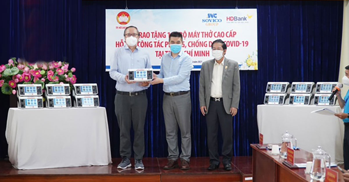 Ông Phạm Khắc Dũng - Phó Tổng giám đốc điều hành - tập đoàn Sovico trao tặng máy thở cho các bệnh viện