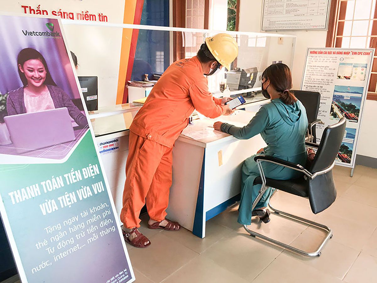 Nhân viên Điện lực Đông Hà (Quảng Trị) hướng dẫn khách hàng thanh toán tiền điện trực tuyến