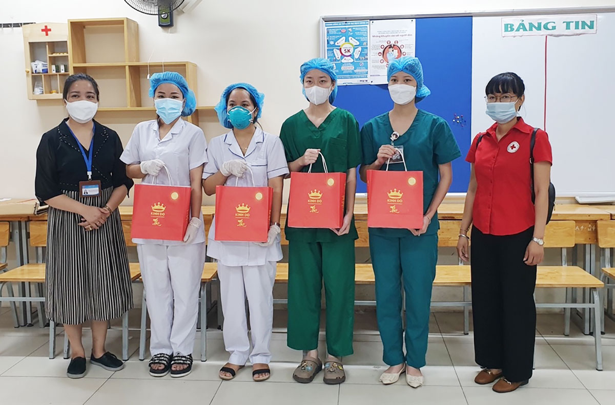 Lực lượng y tế tuyến đầu tại Hà Nội tiếp nhận quà Trung thu từ Mondelez Kinh Đô
