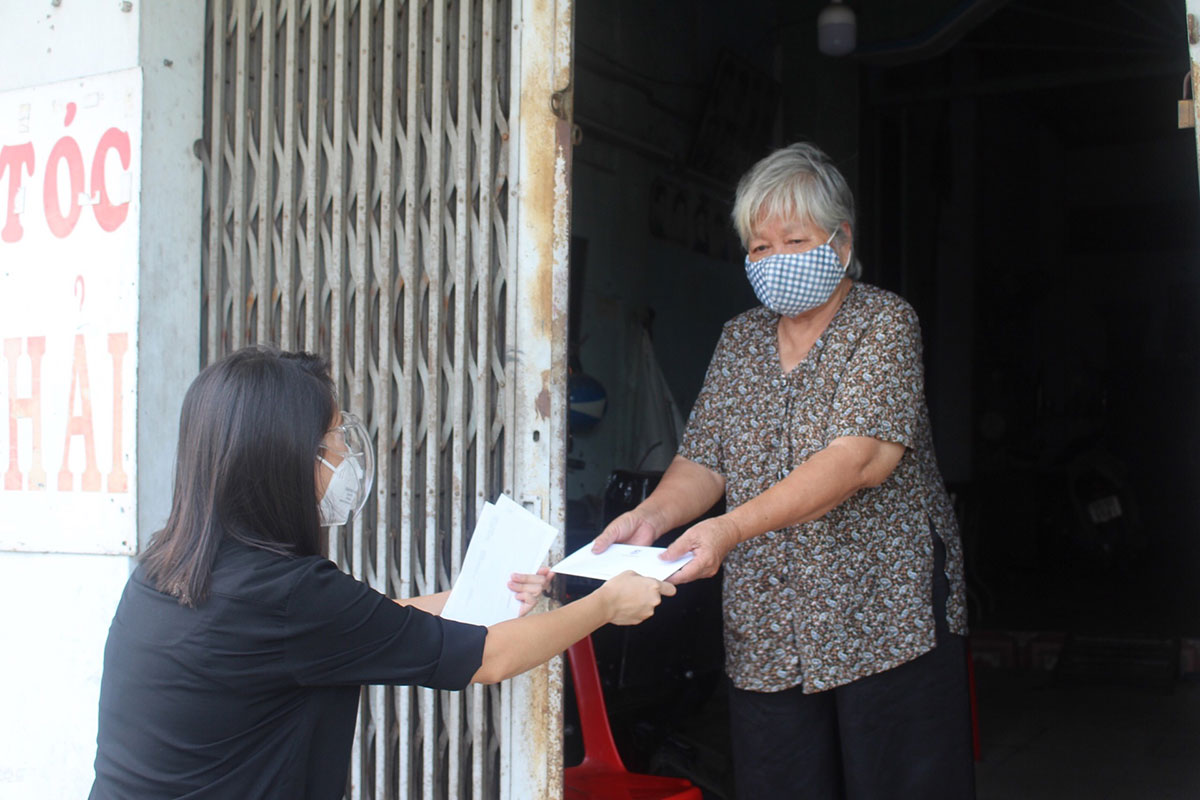 Một cụ già neo đơn tại huyện Bình Chánh nhận hỗ trợ từ chương trình vào tháng 9.2021