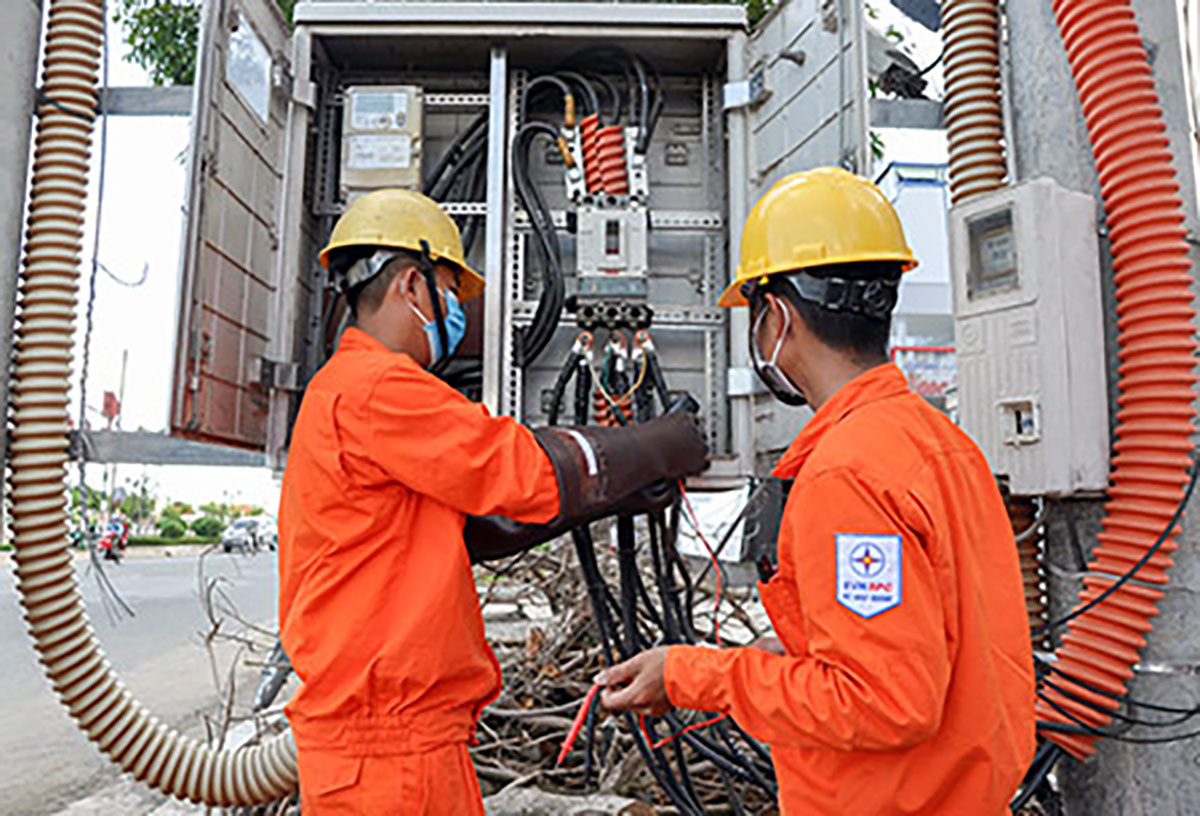 Công nhân Điện lực Tây Hòa đang đấu nối lưới điện 0,4 kV mới cải tạo tại khu vực xã Sơn Thành Đông