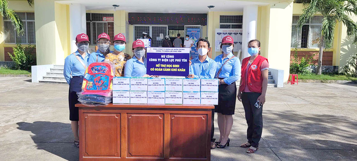 PC Phú Yên trao 20 phần quà cho các em học sinh nghèo