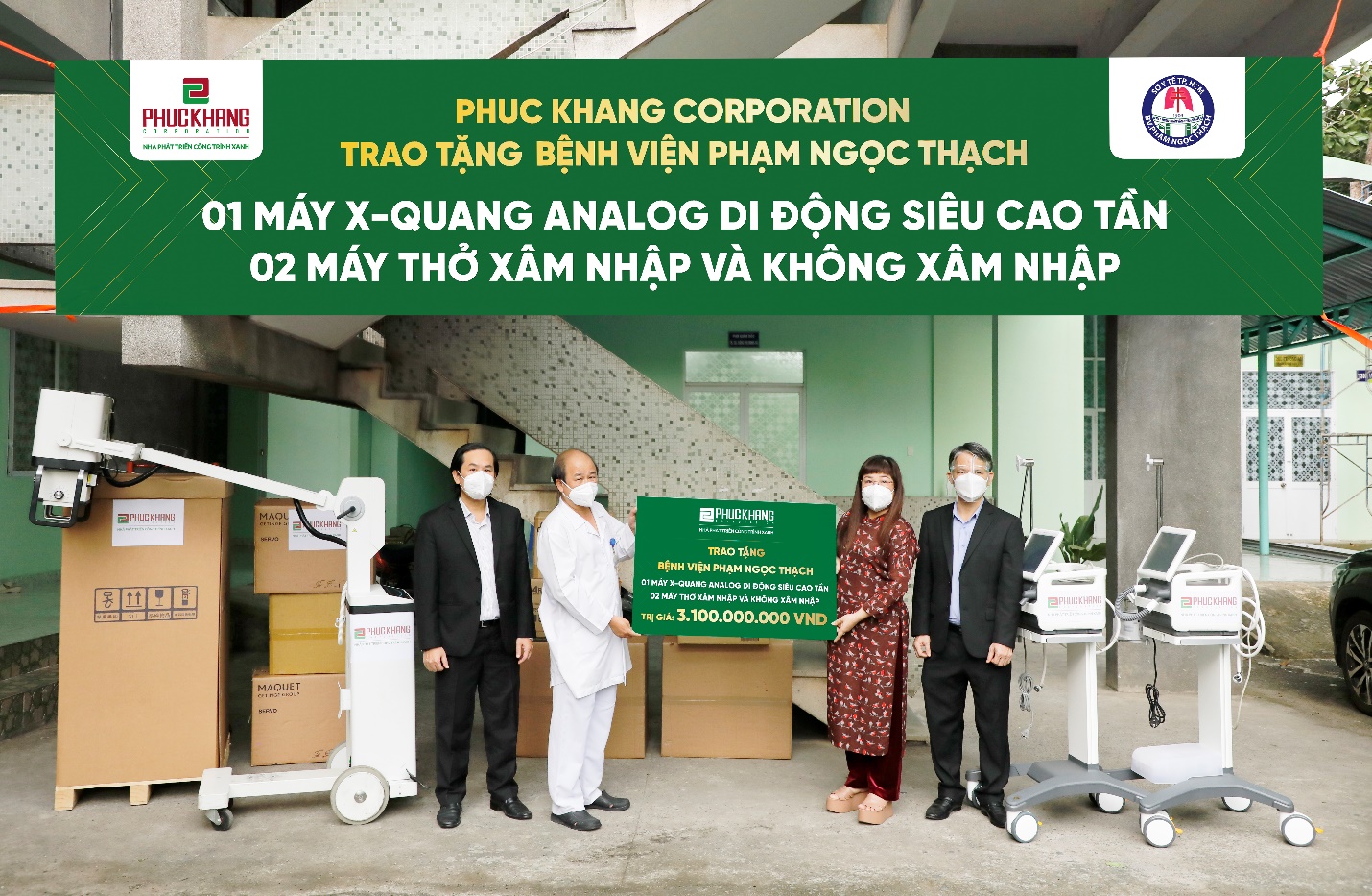 Lãnh đạo Phuc Khang Corporation trao tặng thiết bị cho đại diện của BV Phạm Ngọc Thạch