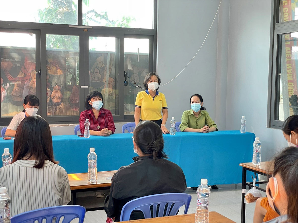 Bà Cao Thị Ngọc Dung, Chủ tịch HĐQT PNJ bày tỏ sự quan tâm và truyền thêm niềm tin giúp các thai phụ vững vàng trước khi vượt cạn