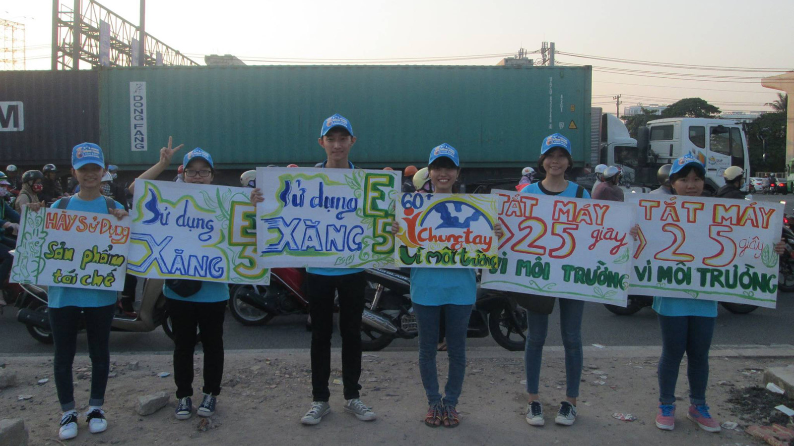 Các tình nguyện viên cho chiến dịch Giờ trái đất 2015 gặp không ít khó khăn - Ảnh do nhóm Cộng đồng xanh cung cấp