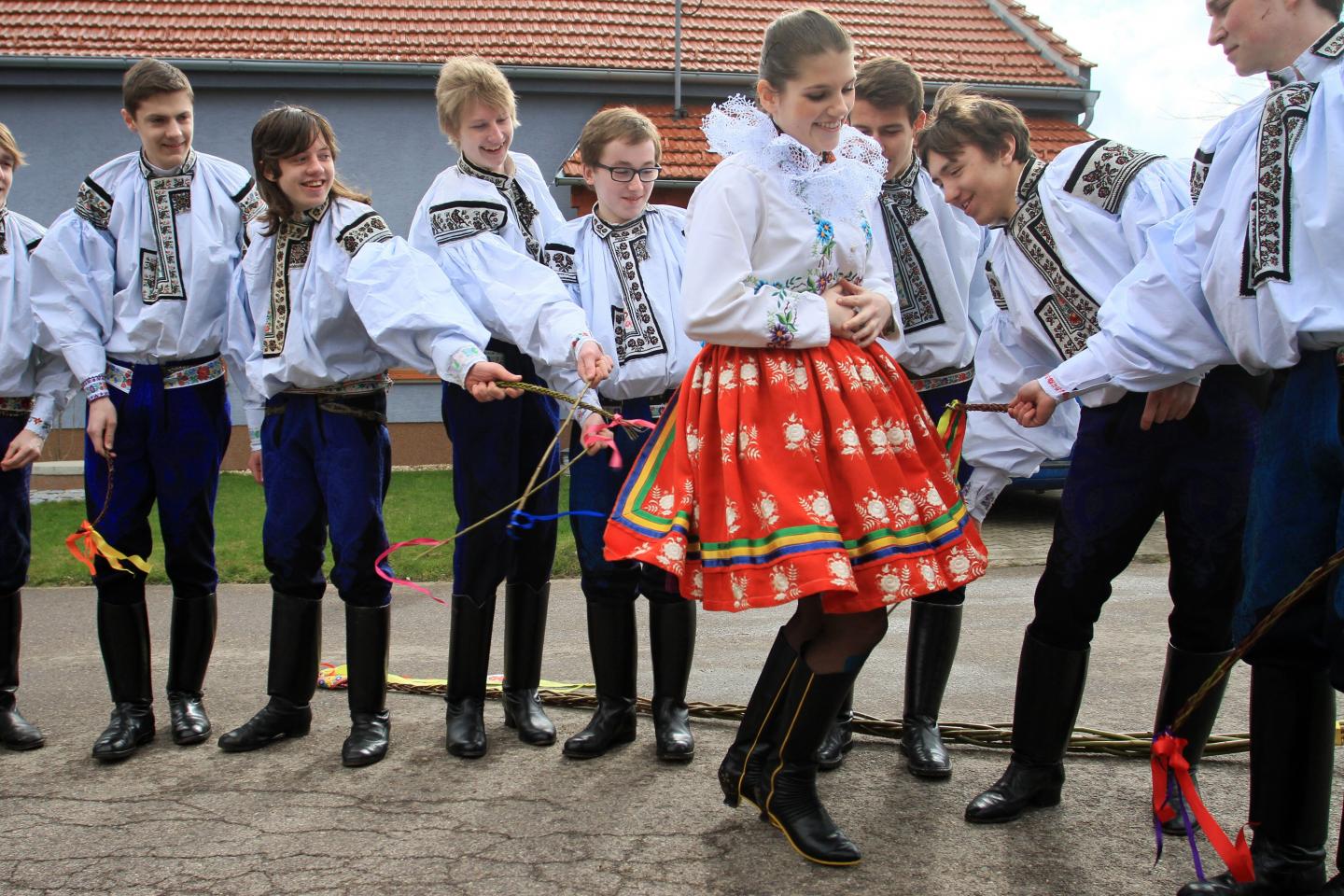 Nam thanh nữ tú ở Cộng hòa Séc hào hứng với trò “đánh yêu” trong ngày lễ Phục sinh - Ảnh: AFP