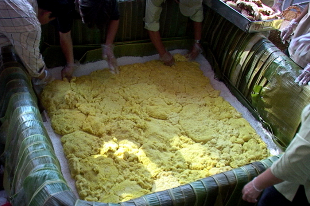 Công viên Đầm Sen đã chuẩn bị 300 kg đậu xanh để gói chiếc bánh chưng 2,5 tấn - Ảnh:BTC