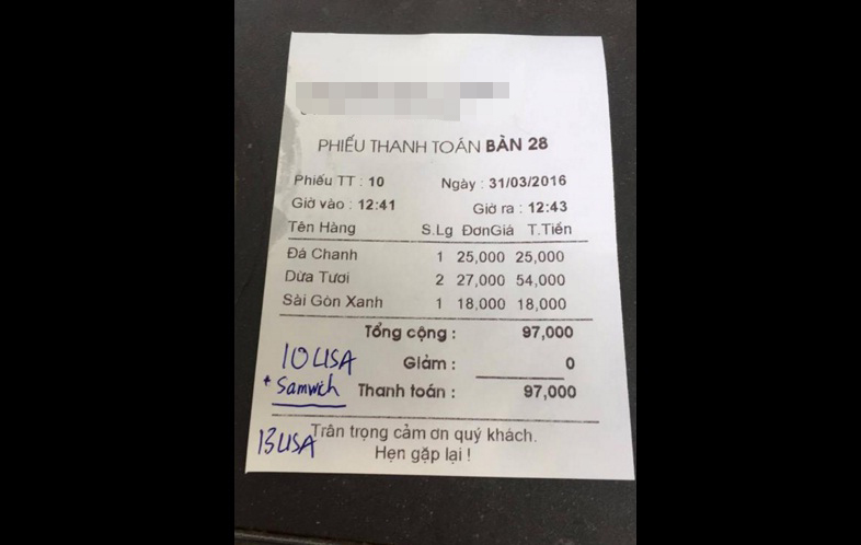 Phiếu thanh toán có phần quy đổi tiền viết tay của nhân viên quán cà phê - Ảnh chụp màn hình Facebook