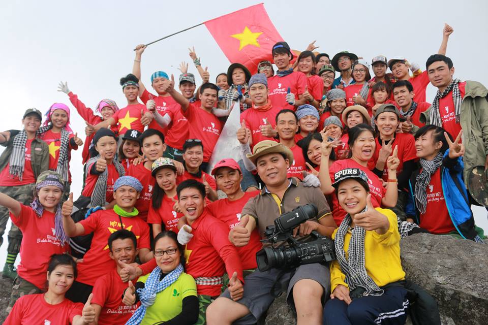 Tâm Ngô Đồng cùng 120 tình nguyện viên đã giúp 7 người khuyết tật chinh phục thành công đỉnh Fansipan - Ảnh: NVCC