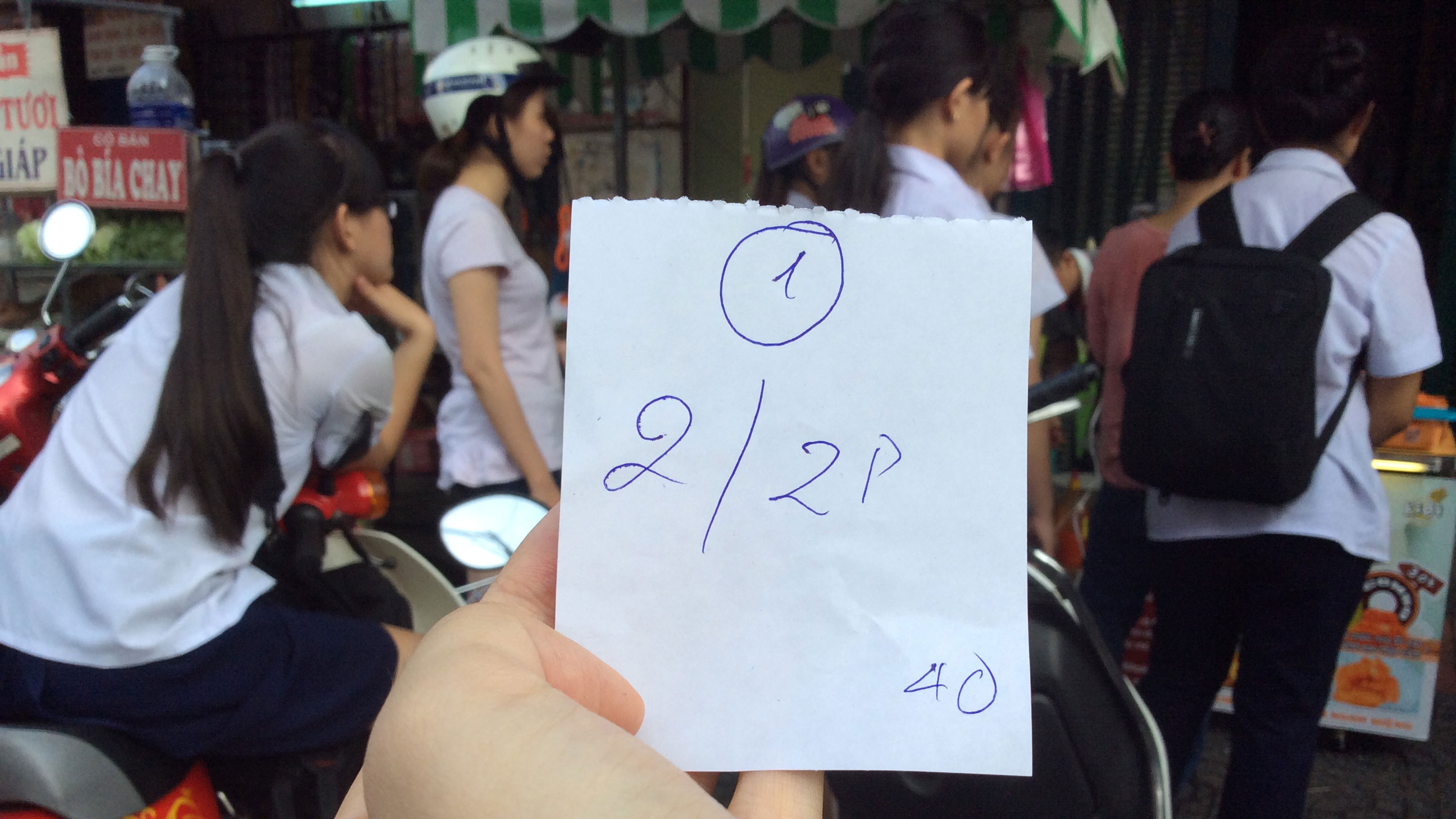 Mảnh giấy ghi số mua hàng ở tiệm bánh gạo lắc của Minh Nhật - Ảnh: Linh San 