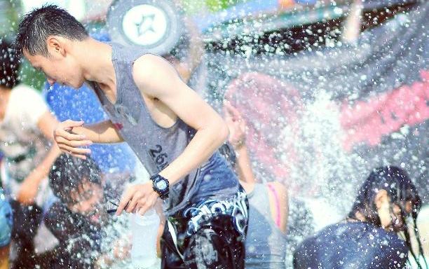 Các bạn trẻ vui đùa trong lễ hội té nước tại Sài Gòn năm 2015 - Ảnh: Quỳnh Anh
