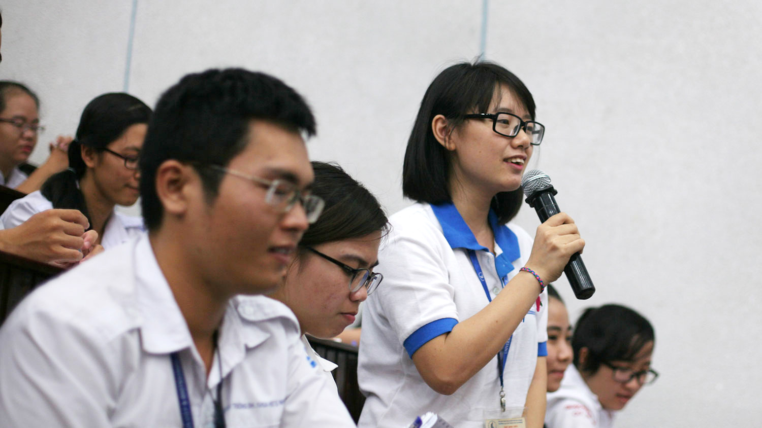 Sinh viên phản ánh với lãnh đạo Sở GTVT TP.HCM về các hạn chế của dịch vụ xe buýt trong thành phố - Ảnh: Linh San 