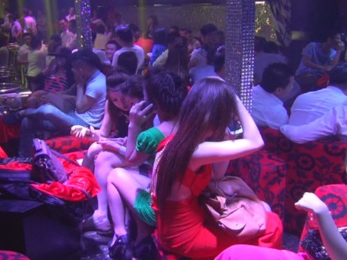 Gái mại dâm tại quán bar bị bắt giữ - Ảnh: Thanh Niên