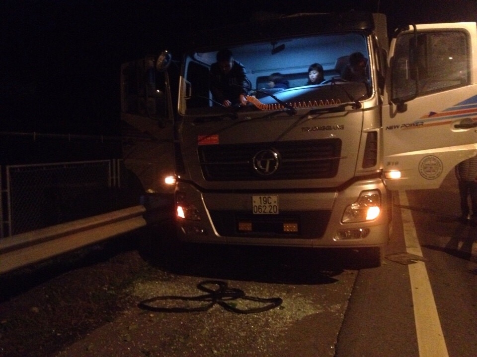 Xe tải bị ném đã vỡ kính trên cao tốc Nội Bài - Lào Cai tối 6.12