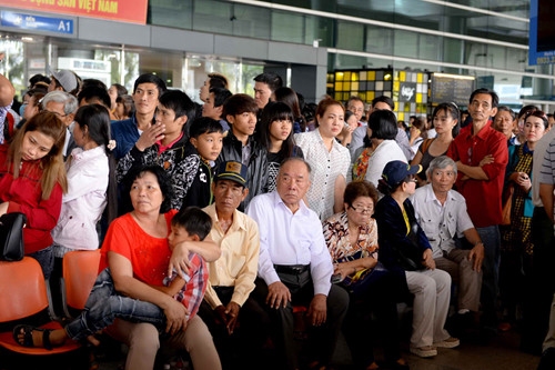 Việc đi đưa, đón quá đông người cũng có thể gây thêm ùn tắc tại sân bay - Ảnh minh họa: T.N