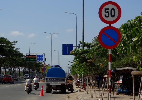 Tất cả biển dưới 50km/h trên các tuyến quốc lộ đã được rà soát loại bỏ hoặc thay thế bằng biển 50km/h trở lên - Ảnh: N.T