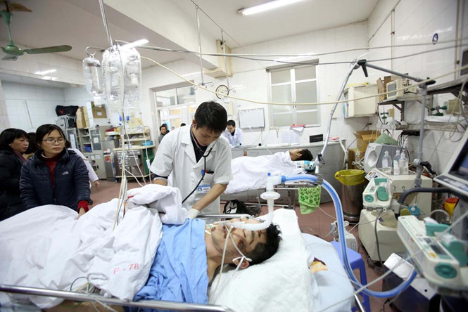 Nạn nhân bị tai nạn giao thông đang cấp cứu tại bệnh viện Việt Đức - Ảnh: N.T