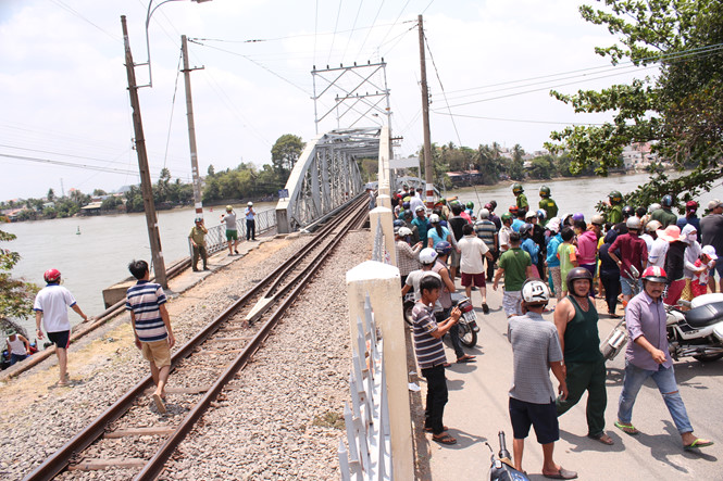 Đường sắt tiếp tục thực hiện chuyển tải khách từ ga Biên Hòa vào TP.HCM - Ảnh: T.N