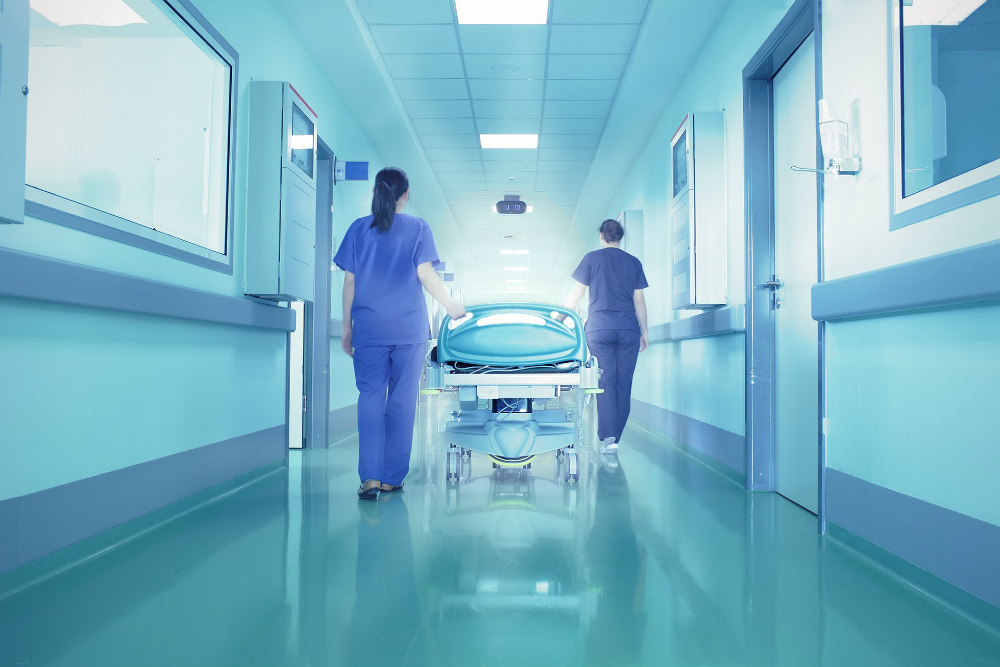 Cô gái được đưa đến bệnh viện nhưng không qua khỏi - Ảnh minh họa: Shutterstock