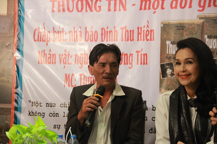 Thương Tín và Diễm My trò chuyện trong buổi ra mắt cuốn hồi ký Một đời giông bão tại Hà Nội - Ảnh: Ngọc An
