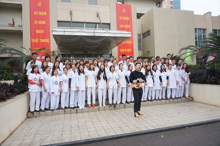 Ca sĩ Tùng Dương hát cùng các y, bác sĩ BV Bạch Mai - Ảnh: N.S.C.C