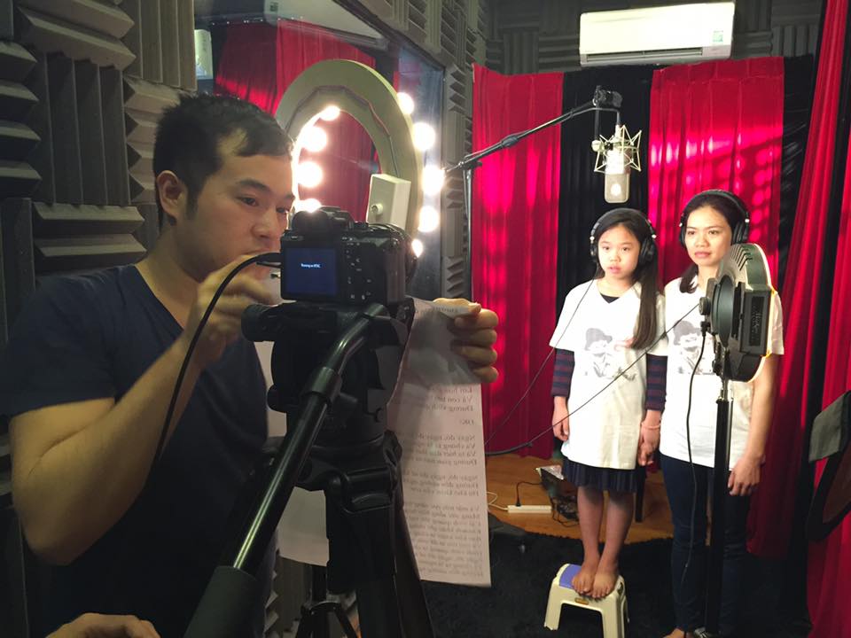 Chị Mai Hoa và cháu Minh Tú tham gia thu âm ca khúc Đường đến đỉnh vinh Quang - Ảnh: FBNS