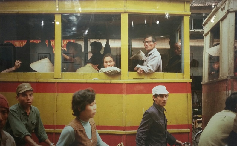 Tàu điện ở phố Hàng Đào năm 1984 - Ảnh: Michel Blanchard