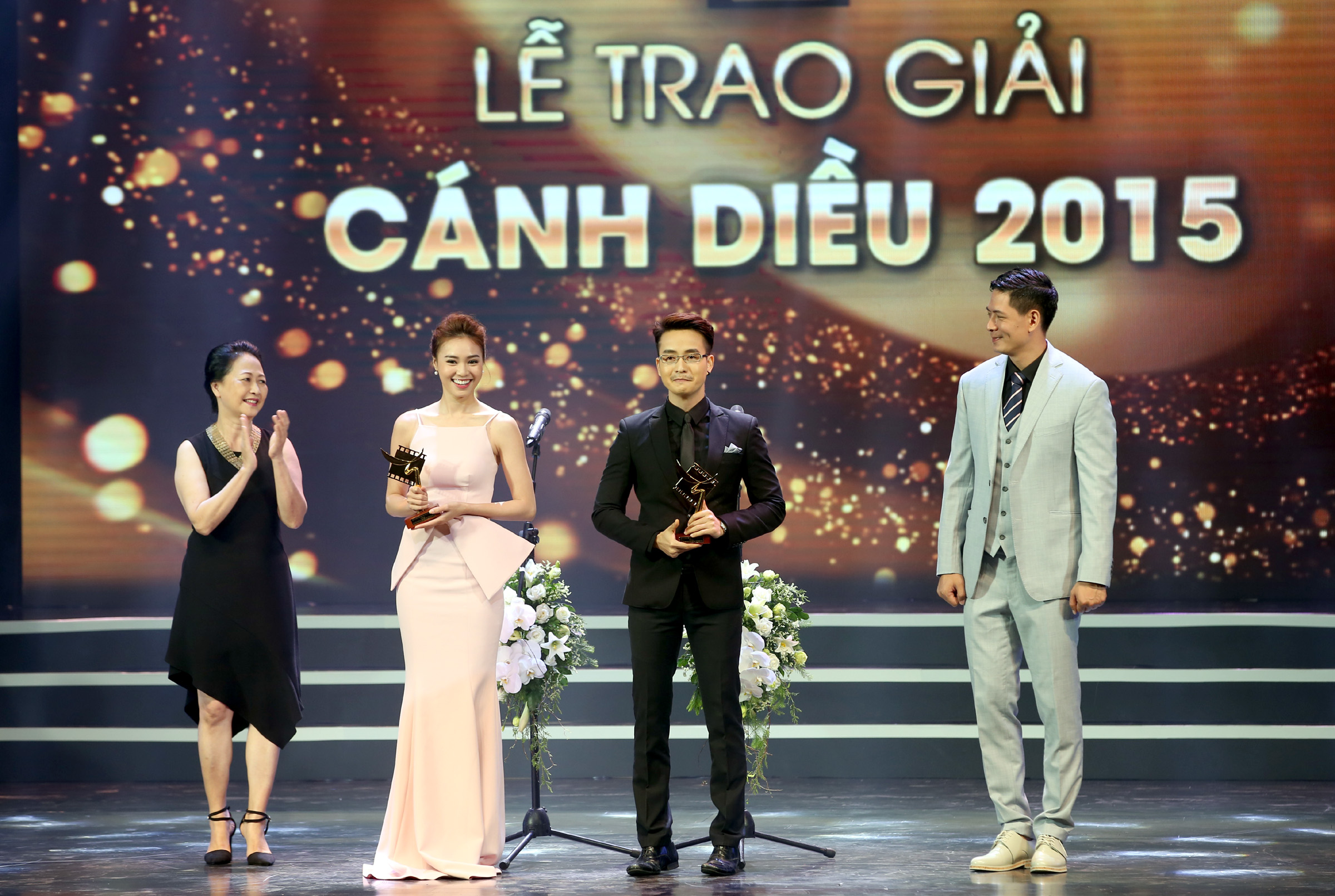 Diễn viên Ninh Dương Lan Ngọc và Thanh Tú nhận giải nữ và nam chính xuất sắc - Ảnh: Ngọc Thắng