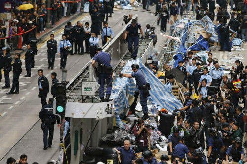 Hồng Kông giải tỏa khu biểu tình cuối cùng 5