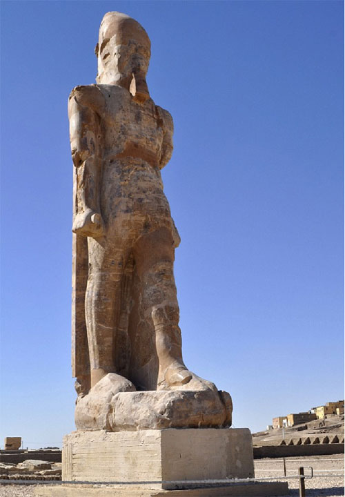 Phục hồi tượng vua Amenhotep III