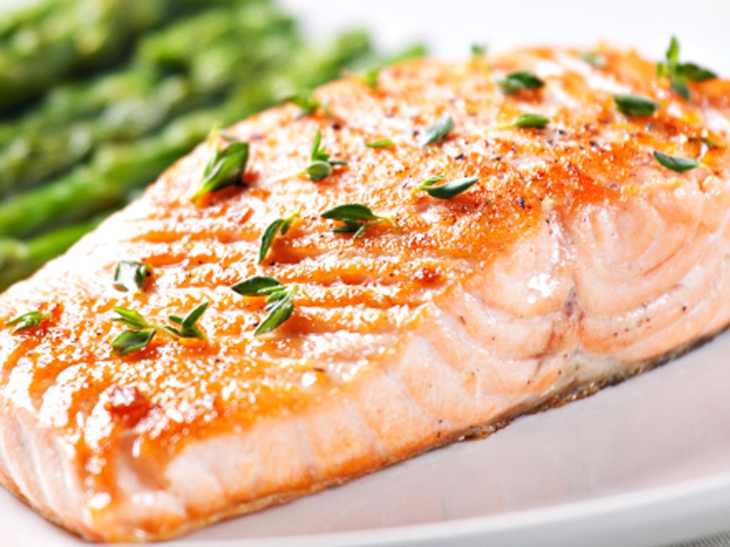 Ăn cá hai lần mỗi tuần tốt cho tim - Ảnh: Shutterstock