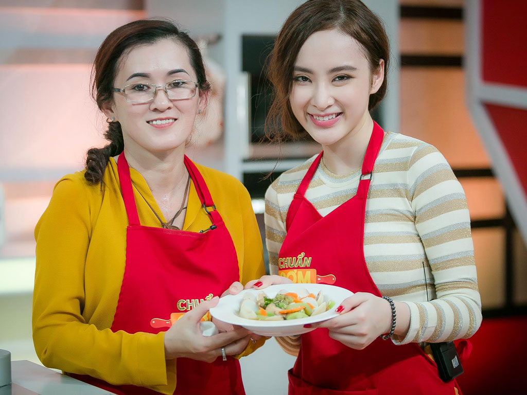 Angela Phương Trinh cùng mẹ vào bếp - Ảnh: BTC