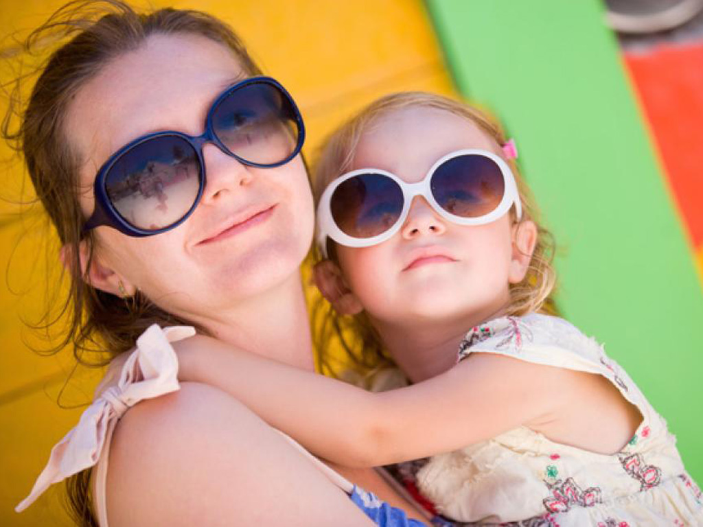 Cần đeo kính mát để bảo vệ sức khỏe mắt - Ảnh: Shutterstock