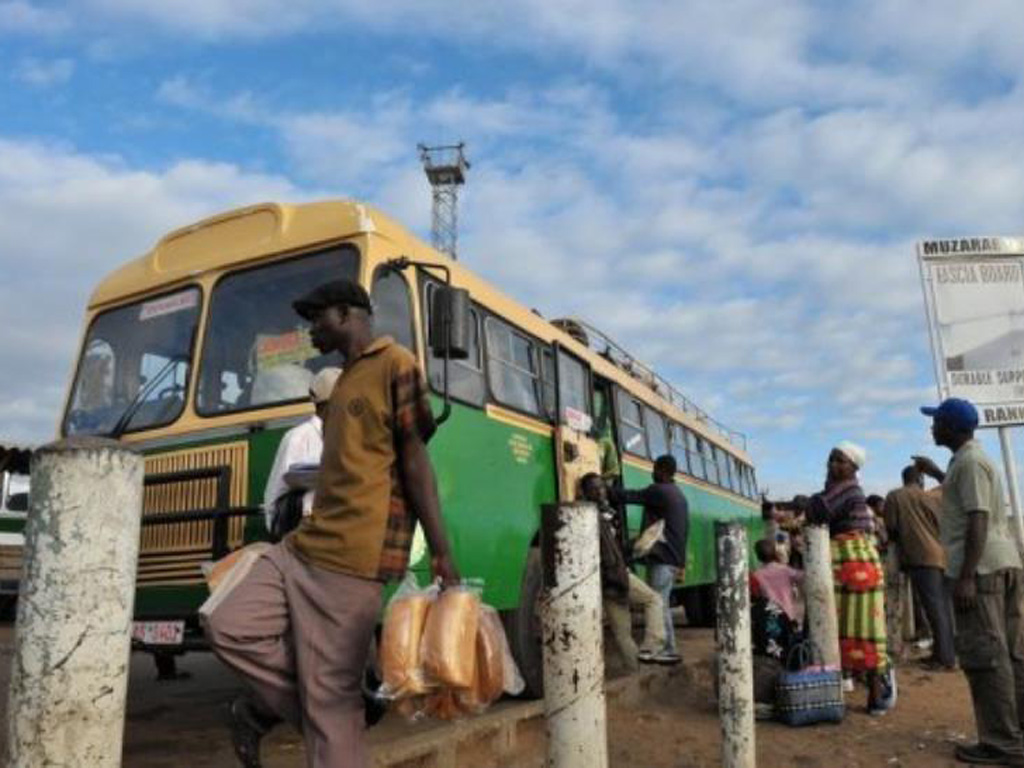 Xe buýt ở Zimbabwe - Ảnh: AFP
